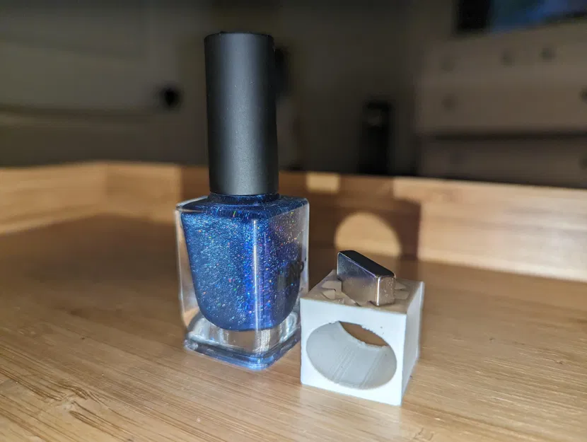 Dụng cụ giữ sơn móng tay từ tính - Image 1