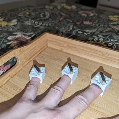 Dụng cụ giữ sơn móng tay từ tính