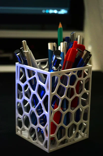 Chân Cắm Bút Họa Tiết Voronoi - Image 1
