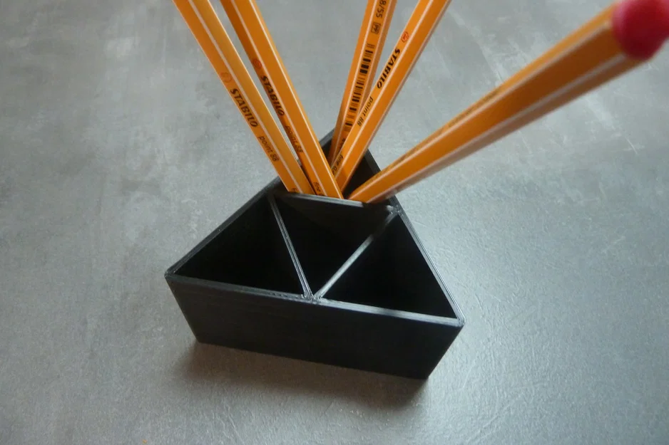 Chân Cắm Bút Hình Tam Giác - Image 1