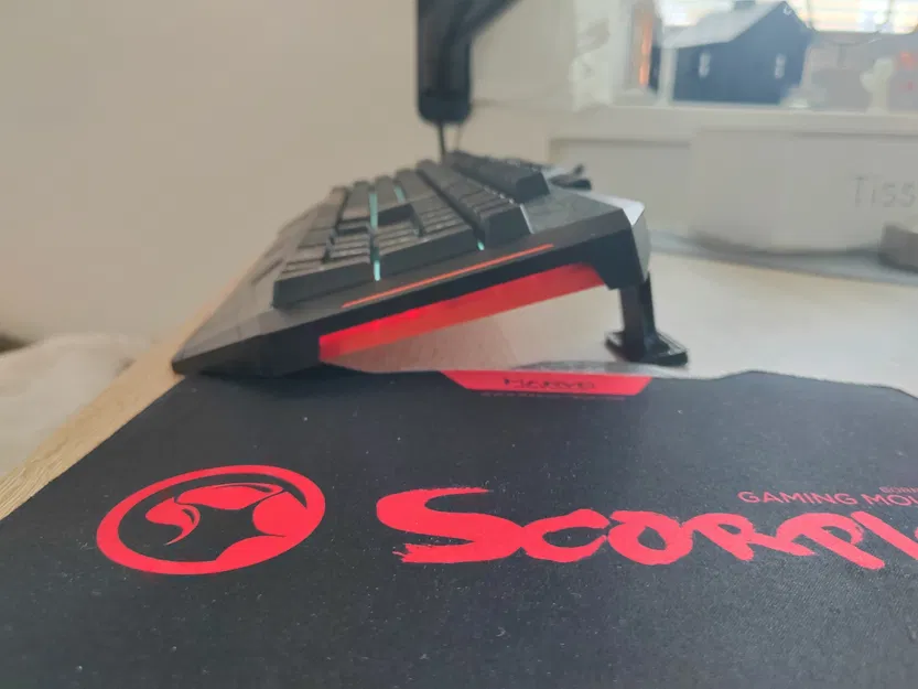 Nhô Lên Bàn Phím, Chân Duỗi Ra - Image 3