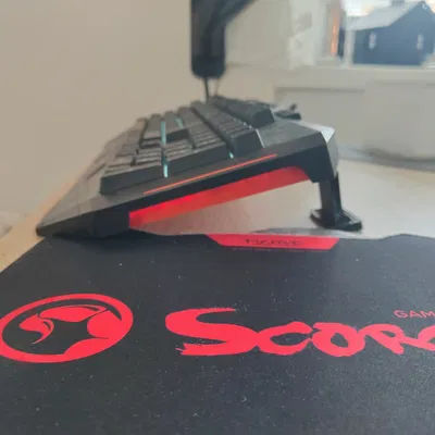 Nhô Lên Bàn Phím, Chân Duỗi Ra