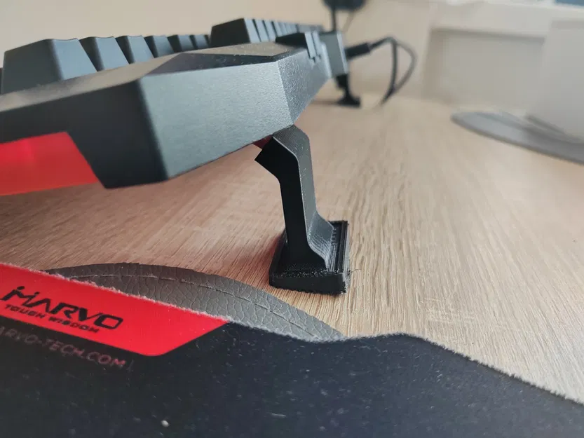 Nhô Lên Bàn Phím, Chân Duỗi Ra - Image 4