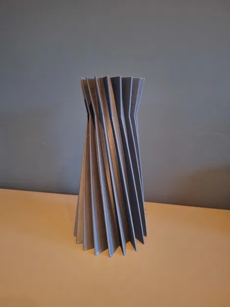 Bình Hoa Xoắn Kiểu Vô Cực - Image 1