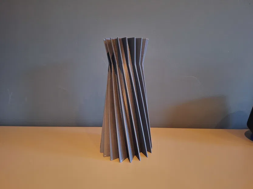 Bình Hoa Xoắn Kiểu Vô Cực - Image 2