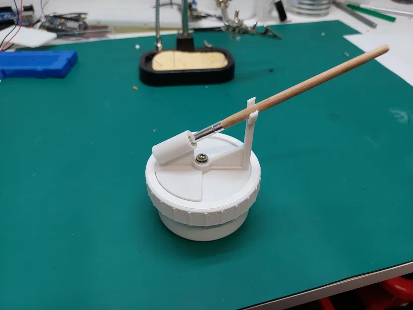 Nắp Hộp Dung Dịch Hàn Có Chỗ Cắm Cọ - Image 1