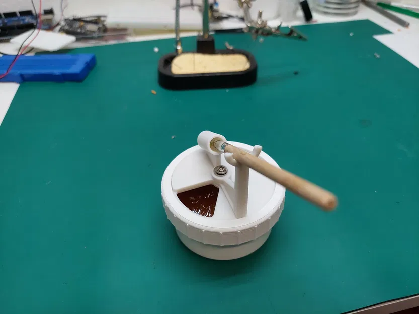 Nắp Hộp Dung Dịch Hàn Có Chỗ Cắm Cọ - Image 2