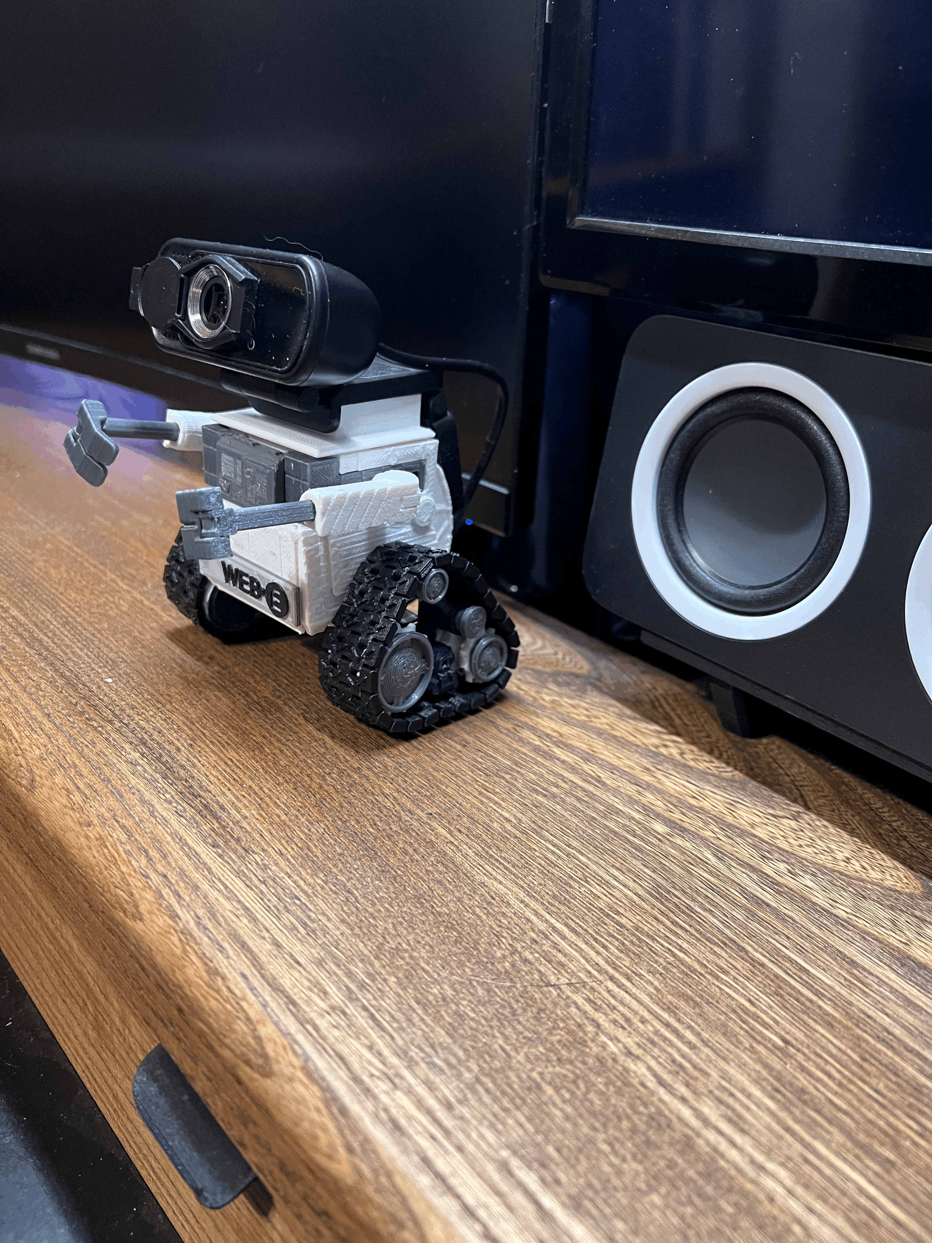 Mô hình WEB-E - Chế từ WALL-E cho Webcam