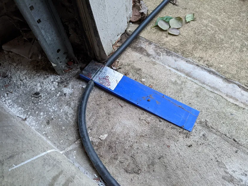 Bộ Bảo Vệ Cáp Sạc EV Cho Cửa Ga Ra - Image 1