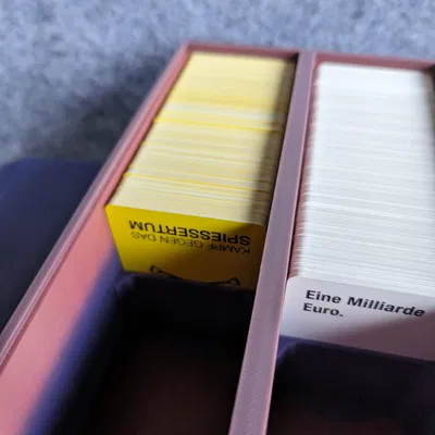 Hộp đựng thẻ Kampf gegen das Spießertum (Cards Against Humanity) - Bản Đức, 60x90mm