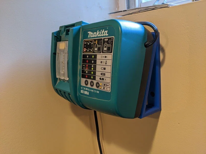 Giá Gắn Sạc Pin Makita DC18RA - Image 1
