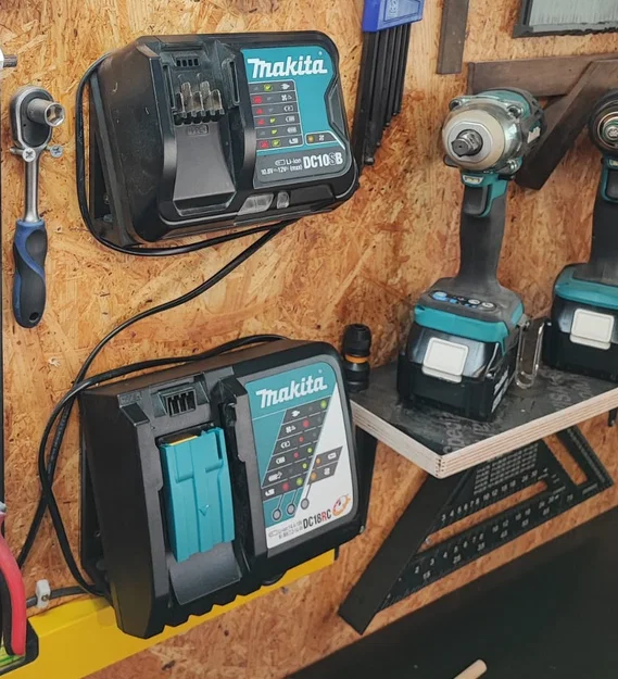 Giá Treo Sạc Makita DC10SA & DC10SB - Image 1