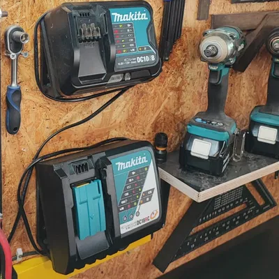 Giá Treo Sạc Makita DC10SA & DC10SB