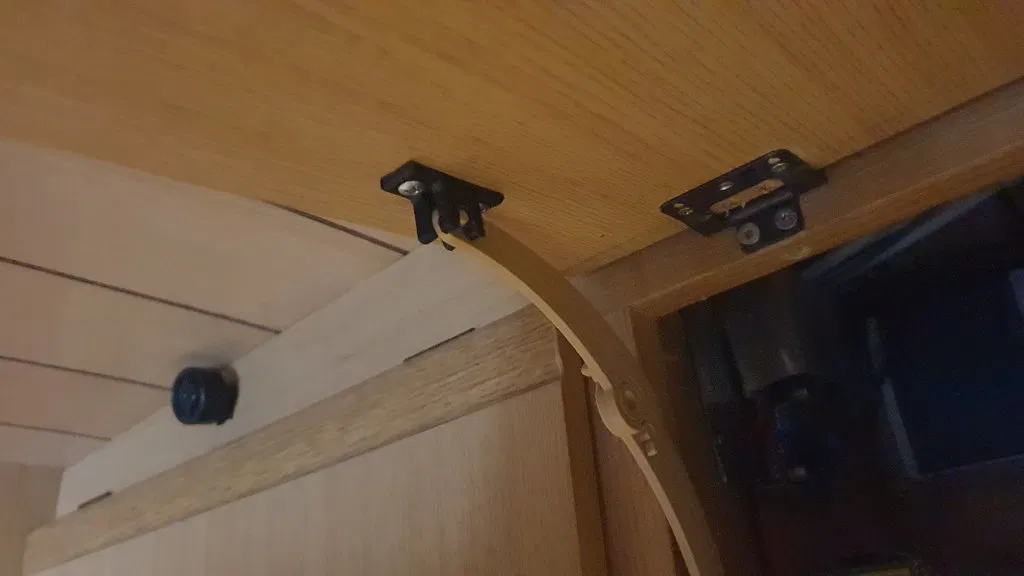 Kẹp Giữ Cửa Tủ Xe Camper Dethleffs Globetrotter - Image 1