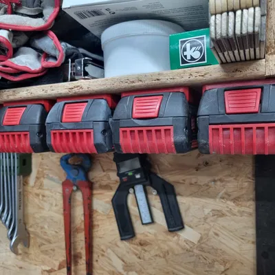 Giá đỡ pin Bosch 18V kèm bộ gá