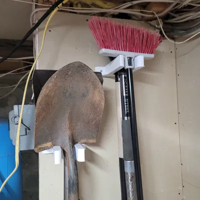 Giá Treo Xẻng Để Lưu Trữ Trong Gara