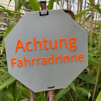 Biển báo cảnh báo "Achtung Fahrradrinne" (Kênh xe đạp)