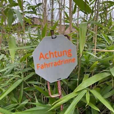Biển báo cảnh báo "Achtung Fahrradrinne" (Kênh xe đạp)