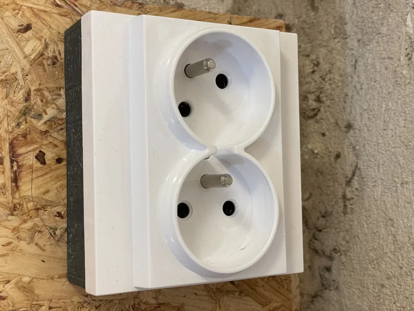 Hộp đựng ổ cắm điện 240V, gắn bằng 4 ốc - Image 1