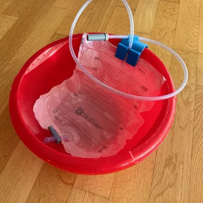 Kẹp cố định túi đựng nước tiểu có giá đỡ