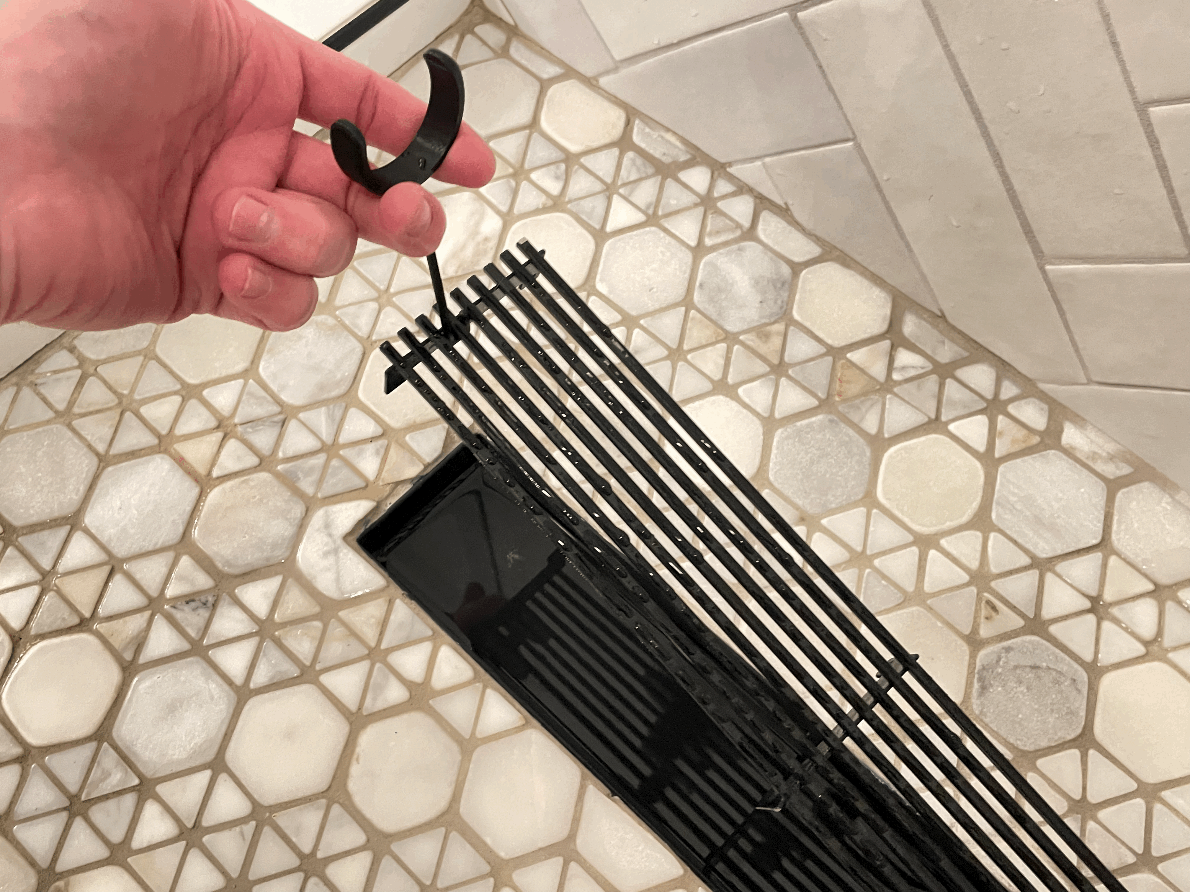 Dụng cụ tháo lưới chắn rác phòng tắm - Image 1