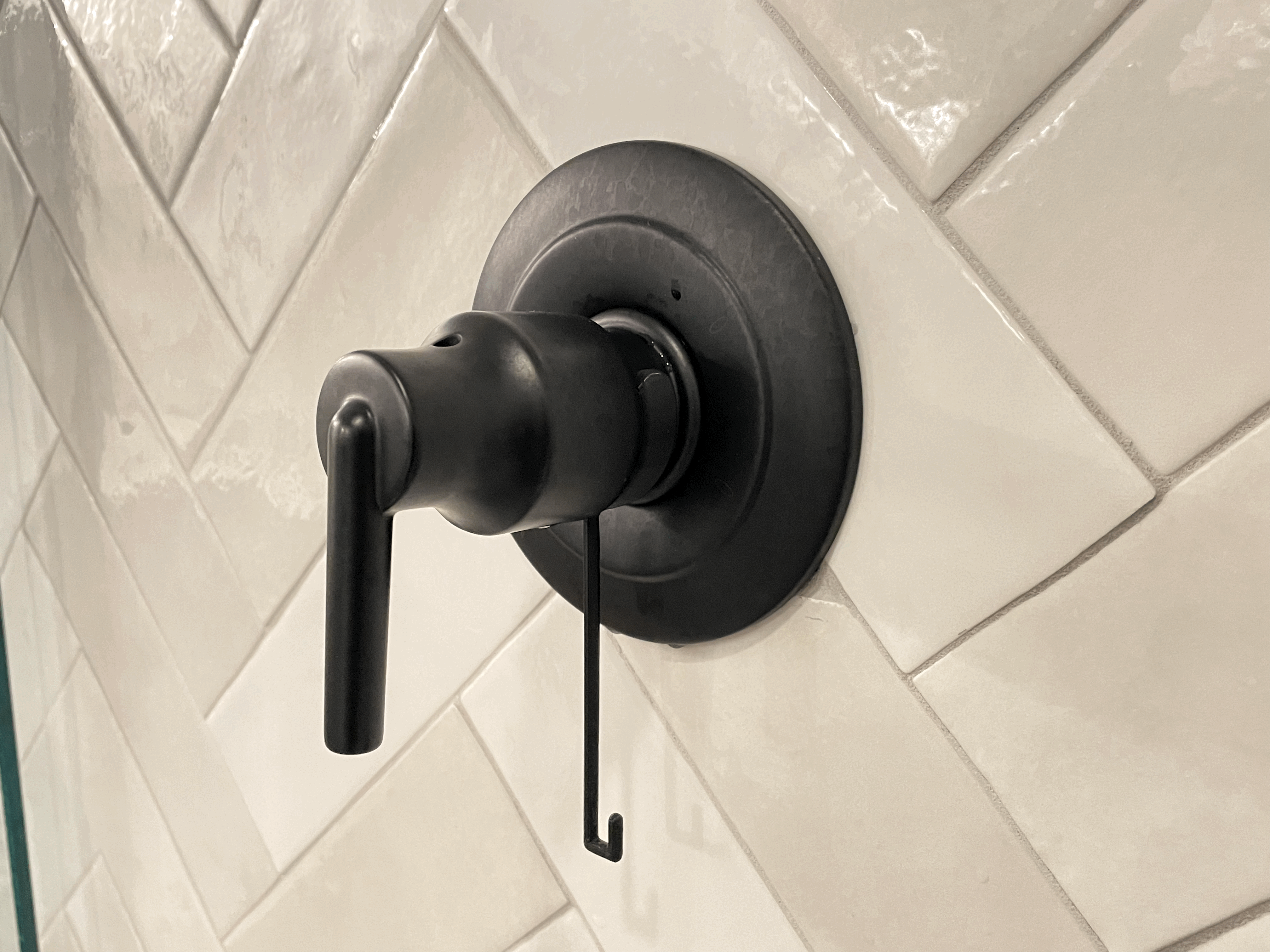 Dụng cụ tháo lưới chắn rác phòng tắm