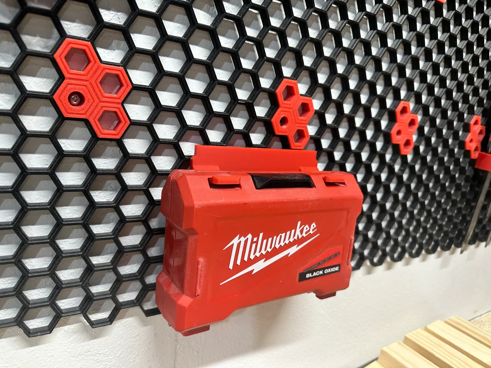 Giá đỡ hộp Milwaukee Shockwave cho Tường Lưu Trữ Honeycomb 1