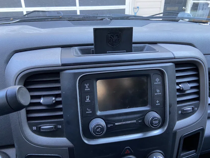 Giá Đỡ Điện Thoại Trên Taplo Xe Ram 1500 - Image 1