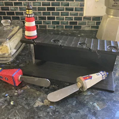 Chân Đế Đựng Dao Bơ Hình Ngọn Hải Đăng