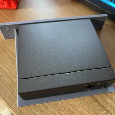 Vỏ tủ Rack 6 inch - Gắn Bộ chuyển mạch Netgear TLSG105 PE