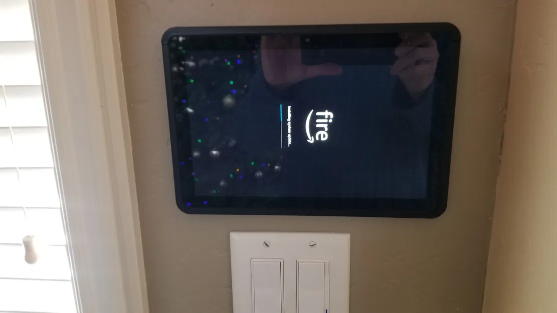 Giá Đỡ Tường Nạp Từ Trên Cho Máy Tính Bảng Fire HD 10 (Gen 11, 2021) - Image 1