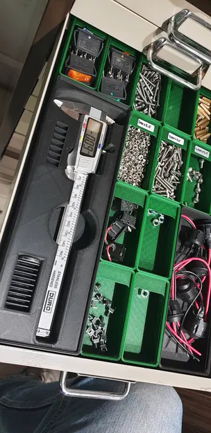 Kệ Giữ Thước Kẹp Gridfinity - 4u x 2u x 4u - Có Chỗ Chứa Pin LR44 & CR2032 - Image 2