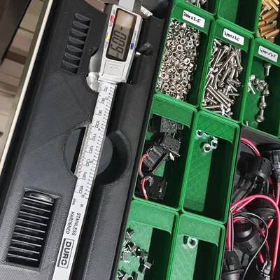 Kệ Giữ Thước Kẹp Gridfinity - 4u x 2u x 4u - Có Chỗ Chứa Pin LR44 & CR2032