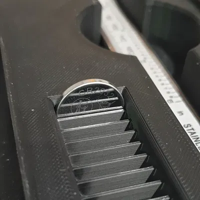 Kệ Giữ Thước Kẹp Gridfinity - 4u x 2u x 4u - Có Chỗ Chứa Pin LR44 & CR2032