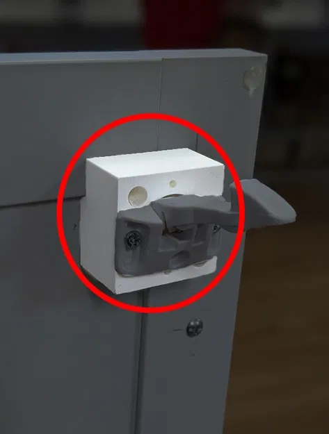 Chốt An Toàn Cửa Tủ Loại Nối Dài - Image 1