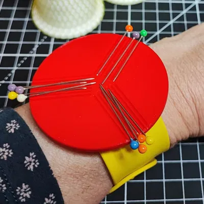 Dụng cụ giữ kim nam châm dạng vòng đeo tay