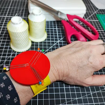 Dụng cụ giữ kim nam châm dạng vòng đeo tay