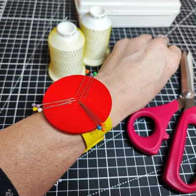 Dụng cụ giữ kim nam châm dạng vòng đeo tay