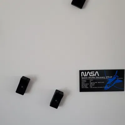 Giá treo tường Tàu con thoi LEGO Discovery (10283)