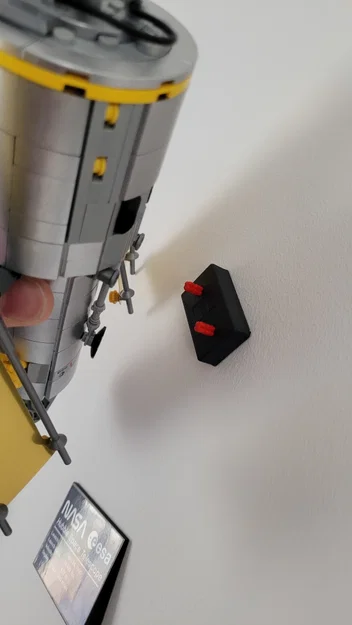Giá treo tường Tàu con thoi LEGO Discovery (10283) - Image 10
