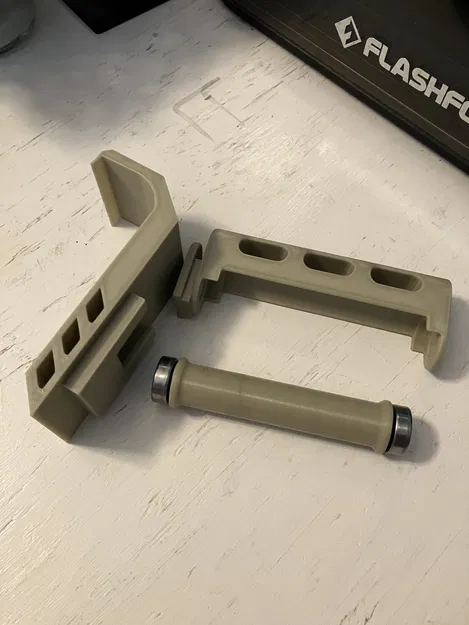 Giá Đỡ Cuộn Dây Nhựa Gắn Bên Hông Máy In 5M Pro - Image 1