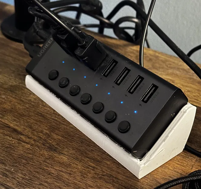 Giá đỡ UGREEN USB Hub 3.0 7 cổng, Gắn bàn góc 40 độ - Image 3