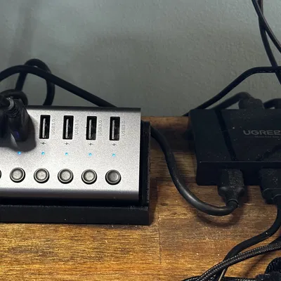 Giá đỡ UGREEN USB Hub 3.0 7 cổng, Gắn bàn góc 40 độ