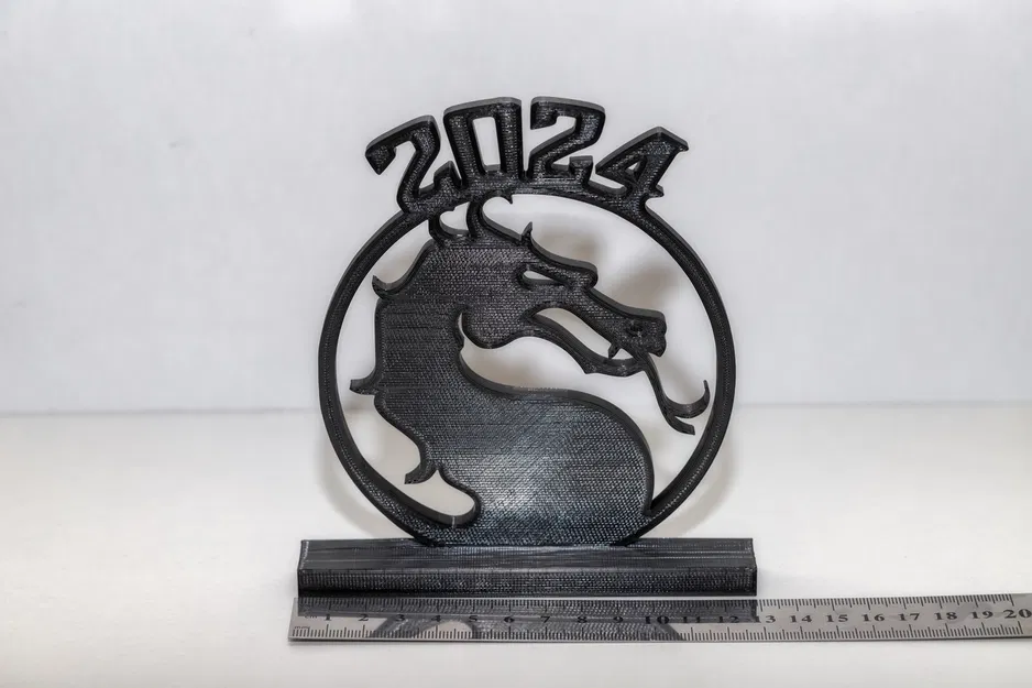 Biểu Tượng Mortal Kombat 2024 Trên Chân Đế - Image 1