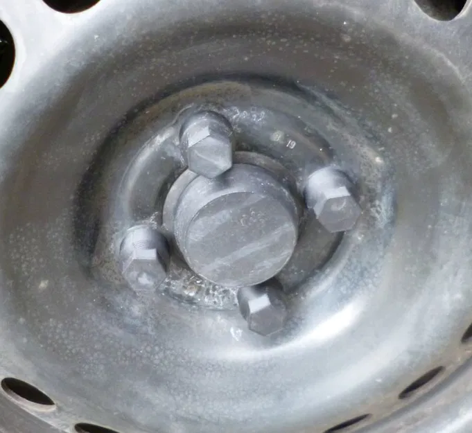 Nắp chụp mâm và Ốc bánh xe cho Dacia Dokker - Image 1