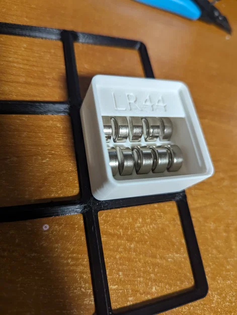 Hộp đựng pin LR44 Gridfinity xếp chồng, 10 ô (1x1x3) có nhãn in nổi - Image 1