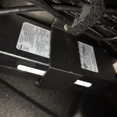 Giá Đỡ Cục Sạc Laptop