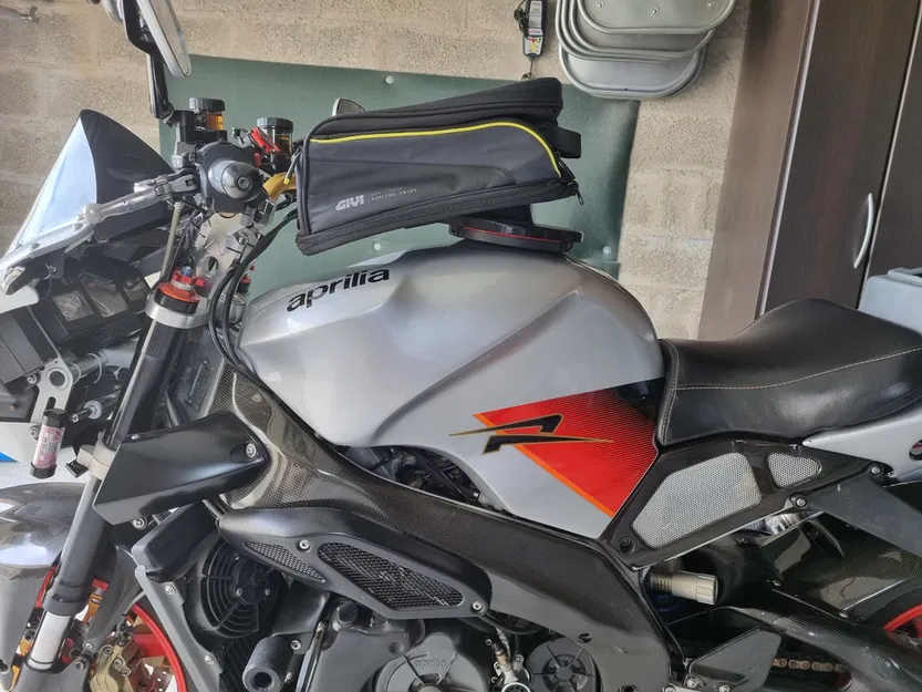 Adapter Givi tanklock cho Aprilia Tuono - Image 1