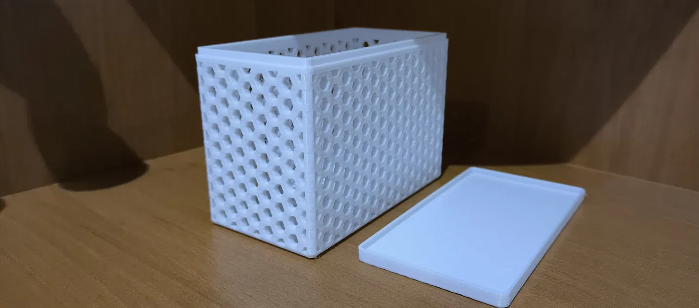 Hộp có họa tiết lục giác và nắp đậy - Image 1