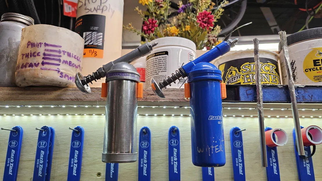 Giá Treo Súng Bơm Mỡ Park Tool Dualco - Image 1